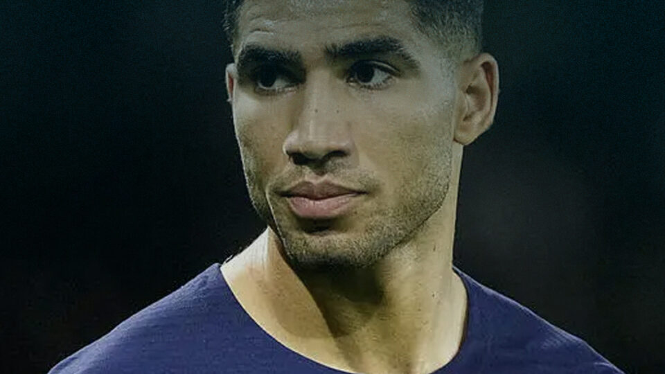 أشرف حكيمي و”مبابي” يهديان قميصيهما للجماهير الباريسية أثناء الاحتفال بالفوز على نادي نانت على أرضه