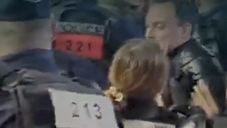 🔴صيحات استهجان واشتباكات مع قوات الأمن.. هكذا استقبل “مزارعون فرنسيون غاضبون ” الرئيس الفرنسي ماكرون في معرض الزراعة