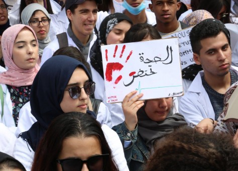 حقوقيون ينددون بتعامل الحكومة مع ملف طلبة الطب