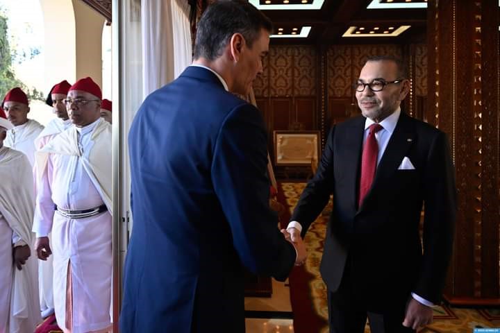في اللحظات الأولى من اللقاء.. الملك يتحدث إلى سانشيز بالإسبانية