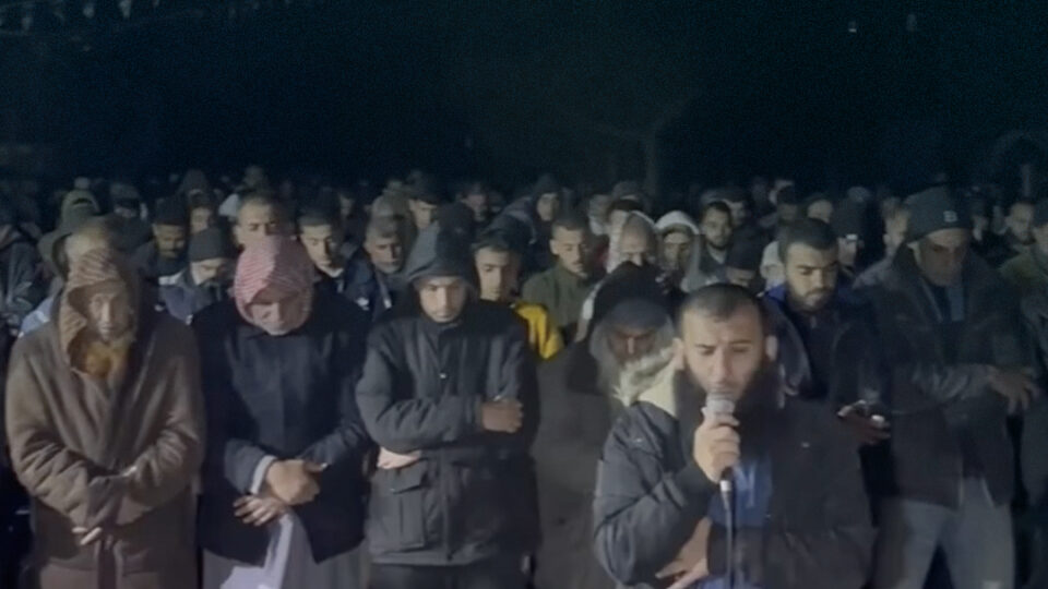 أهالي رفح يقيمون صلاة التراويح في أولى ليالي رمضان على أنقاض مسجد الفاروق المدمر.