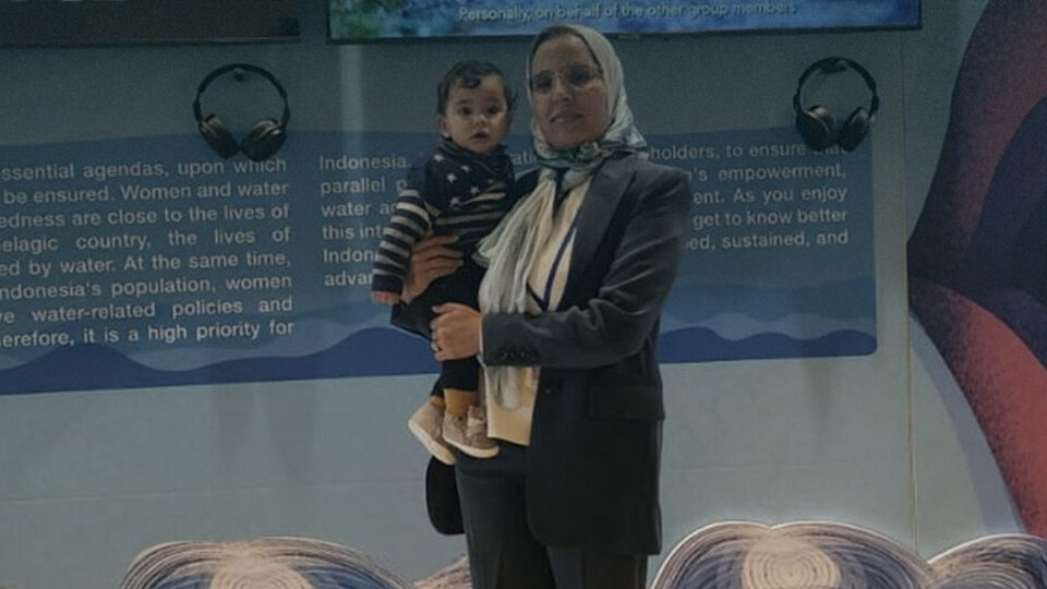 نائبة برلمانية تحتضن ابنها أثناء إلقاء مداخلة في في الاجتماع الذي ينظمه الاتحاد البرلماني الدولي بشراكة مع هيئة الأمم المتحدة للمرأة