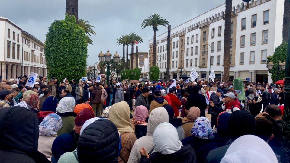 تحت سماء الرباط المطيرة.. الأساتذة يحتجون ضد التوقيف