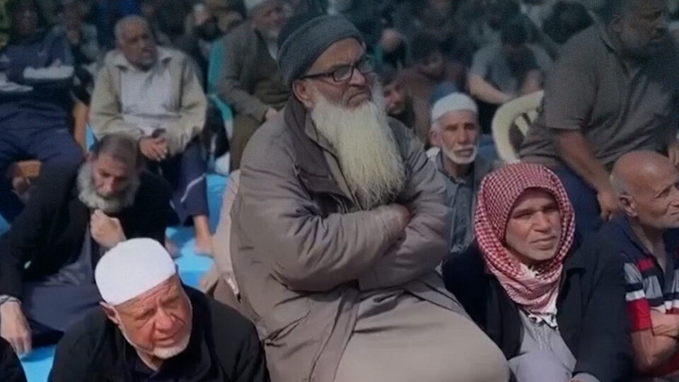 رغم الدمار.. غزّيون يؤدون صلاة الجمعة فوق أنقاض مسجد برفح