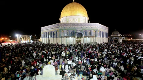 35 ألفًا يؤدون التراويح في المسجد الأقصى
