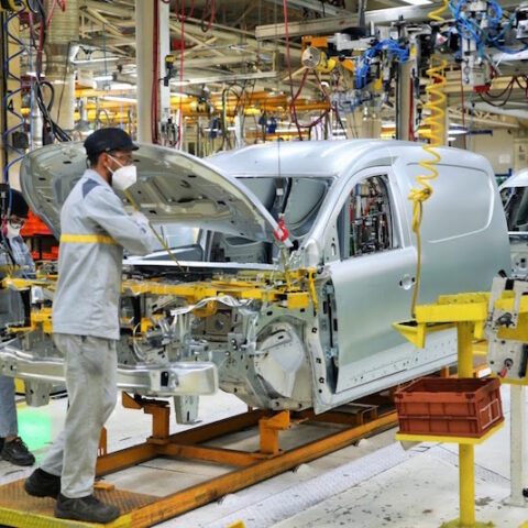 “فيتش”: اعتماد قواعد المنشأ في قطاع السيارات سيعزز موقع المغرب كمركز صناعي