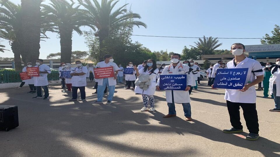 الأطباء الداخليون والمقيمون يضربون من جديد