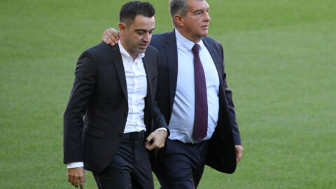 نادي برشلونة يقيل مدربه تشافي هيرنانديز