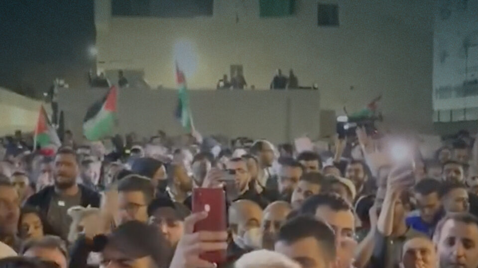 “يا مغرب العربي الحر .. ما تقبل تطبيع يمر، علي صوتك بالساحات .. الشعب العربي ما مات” رسالة من الشعب الأردني إلى الشعب المغربي . .