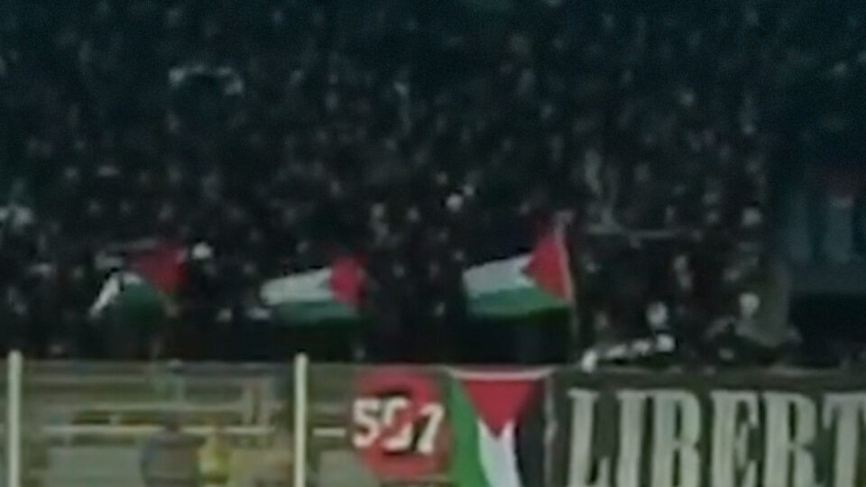 الرجاء الرياضي ينشر فيديو لجمهوره يردد أغنيته الشهيرة “رجاوي فلسطسني”.. .