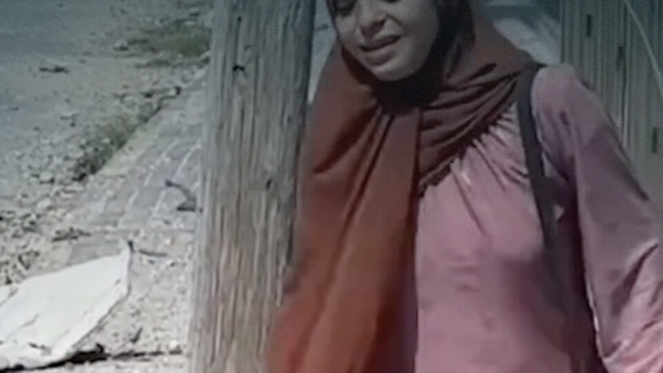 فتاة فلسطينية تنهار بالبكاء أثناء نزوحها وإخوتها قسرا إلى شمال قطاع غزة .