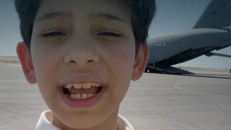 “يعز لنا أن نفارق بلدنا الحبيب غزة”.. كلمة مؤثرة من طفل فلسطيني بعد مغادرته غزة الى قطر