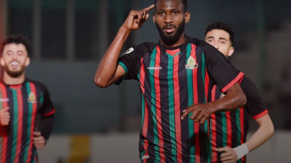 الجيش الملكي يواصل الصدارة ويطيح بالمغرب الفاسي