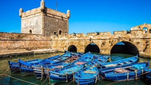 رئيس جماعة يقدم “صليب المسيح”هدية لكتدرائية
