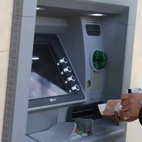 “بسبب ضعف المدخول”.. استطلاع: 64٪ من الشباب المغاربة خارج النظام البنكي