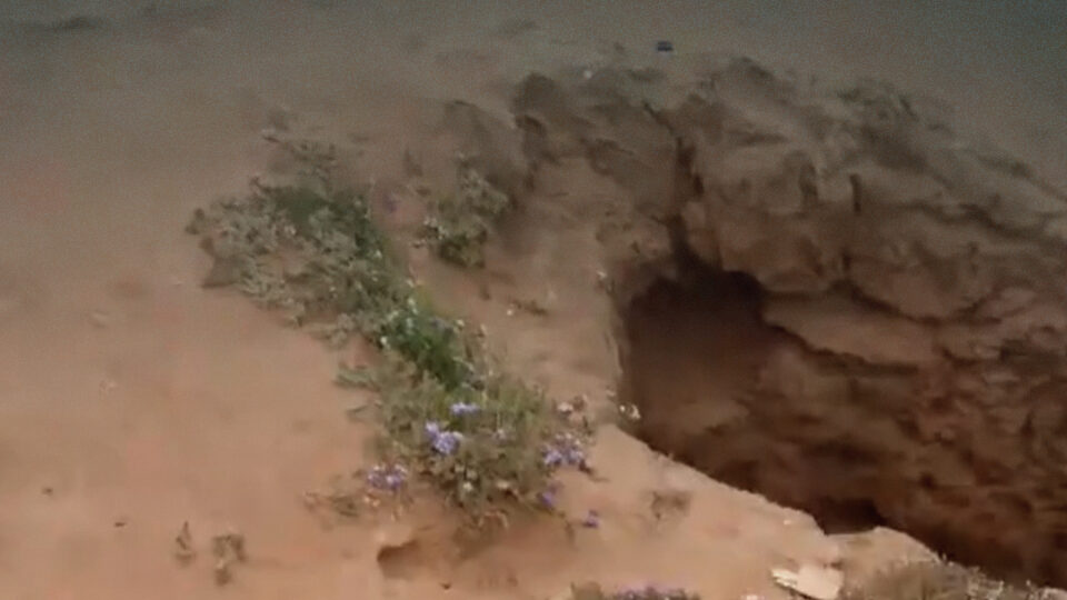 حفرة عميقة تهدد حياة زوار الشريط الساحلي بسلا