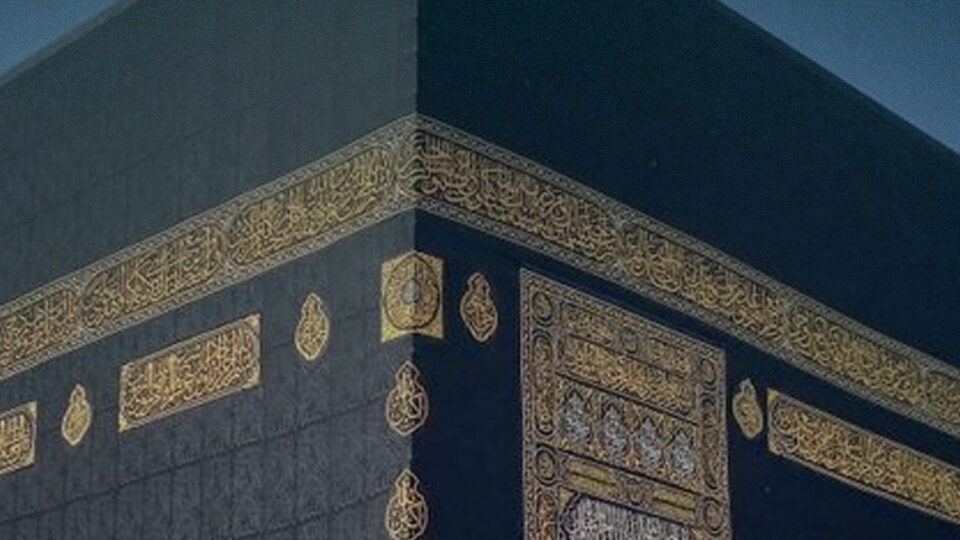 لحظة رفع كسوة الكعبة المشرفة استعدادا لموسم الحج