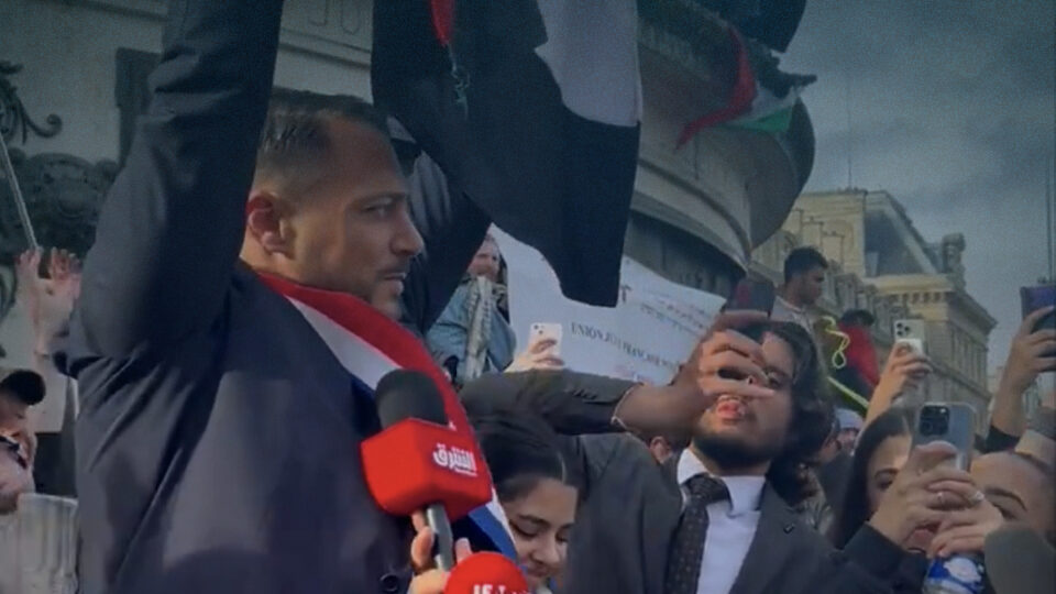 بعد توقيفه 15 يوما ..النائب الفرنسي ديغلو يرقص على أنغام أغنية “أنا دمي فلسطيني”