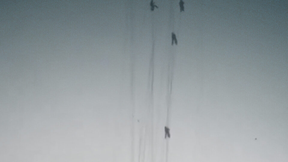 عمّال صينيون يتطايرون في الهواء بسبب الرياح . .