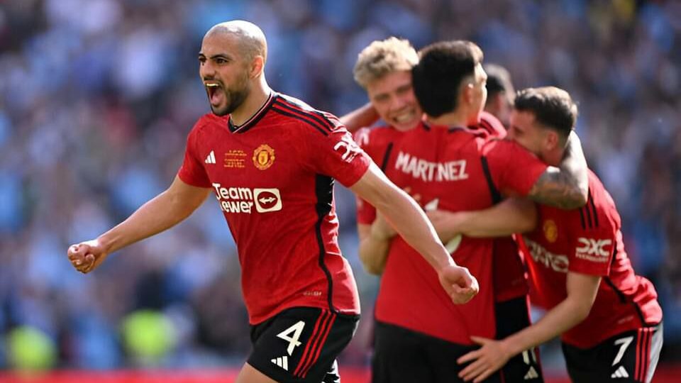 جماهير مانشستر يونايتد تتغنى بأمرابط وتتحسر على احتمالية رحيله