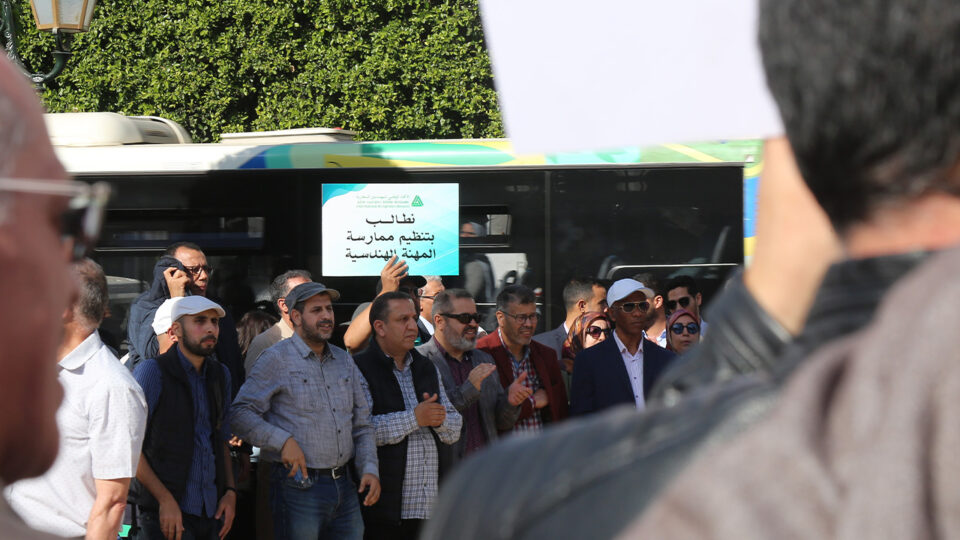 اتفاقية جماعية وهيئة تحميهم.. هذه مطالب المهندسين المحتجين