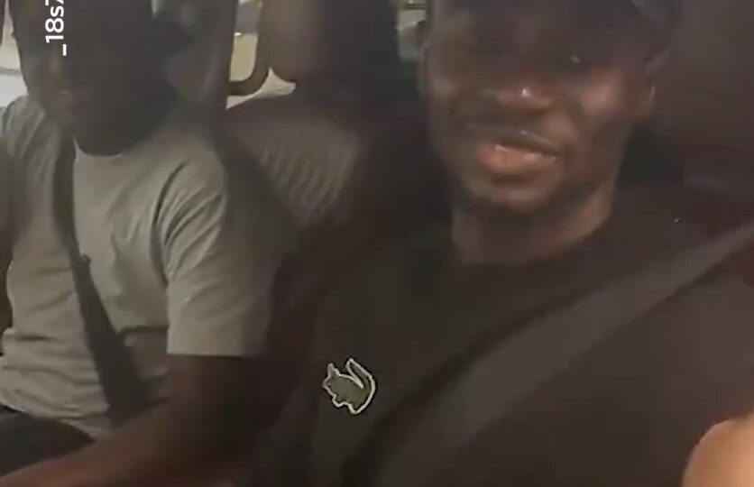 النجم السنغالي ساديو ماني يقرأ القرآن داخل سيارته ويلتقط الصور مع أحد المعجبين .