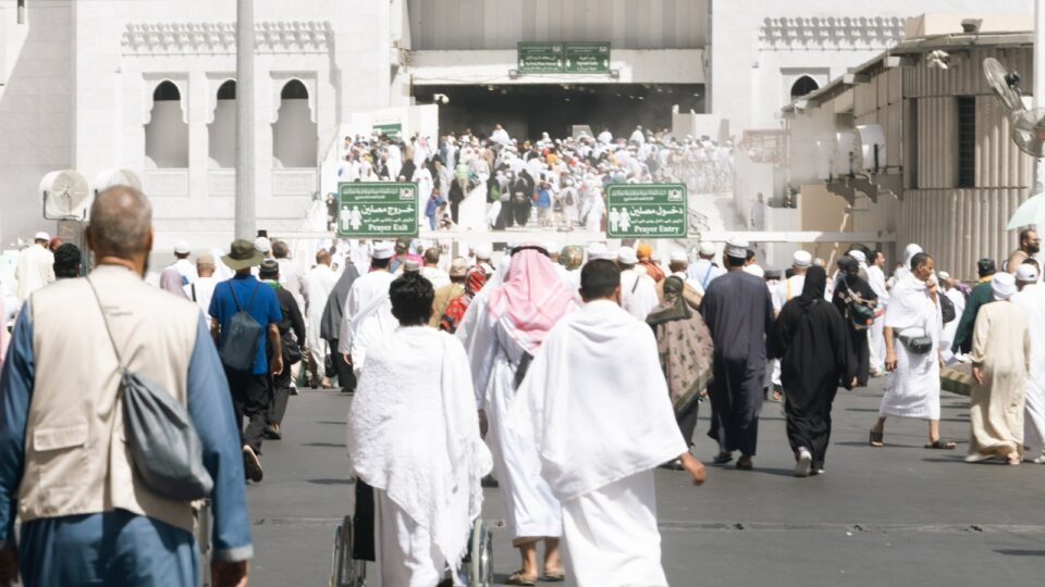 السعودية تشرع في منع دخول المقيمين مكة دون تصريح عمل أو حج