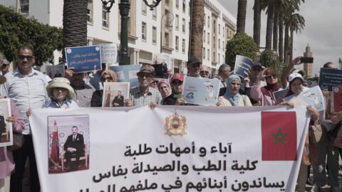 آباء وأمهات طلبة كليات الطب يطالبون الحكومة بإلغاء “المرحلة الانتقالية”