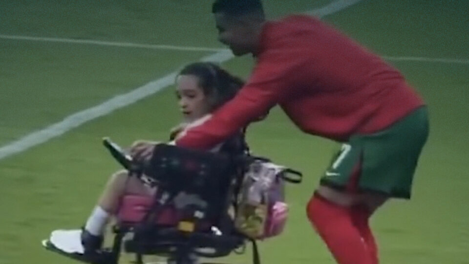 أصرعلى توصيلها بنفسه إلى مكان وقوف اللاعبين، كريستيانو رونالدو يخطف الأنظار بتصرف إنساني