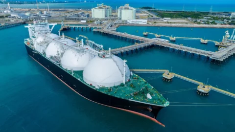 شركة “شل” تشرع في توريد الغاز المسال إلى المغرب عبر الموانئ الإسبانية