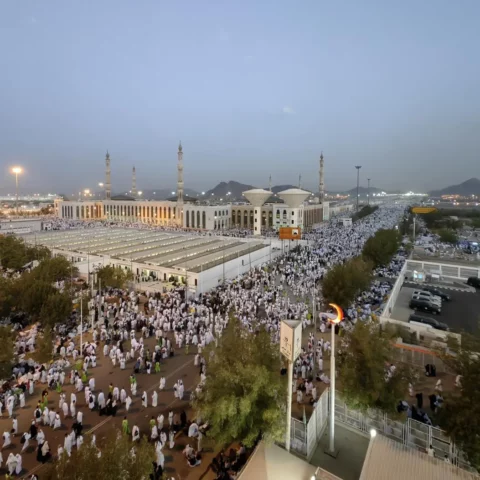 حجاج بيت الله الحرام يتوافدون إلى مشعر منى لقضاء يوم التروية