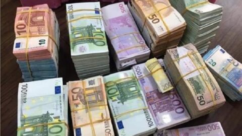 الجمارك تحجز 105 مليون درهم من العملة الصعبة غير مصرح بها