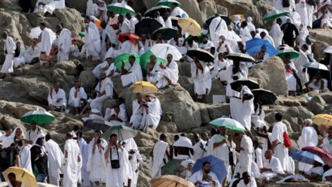 الحجاج يدعون لأهل غزة من على جبل عرفة