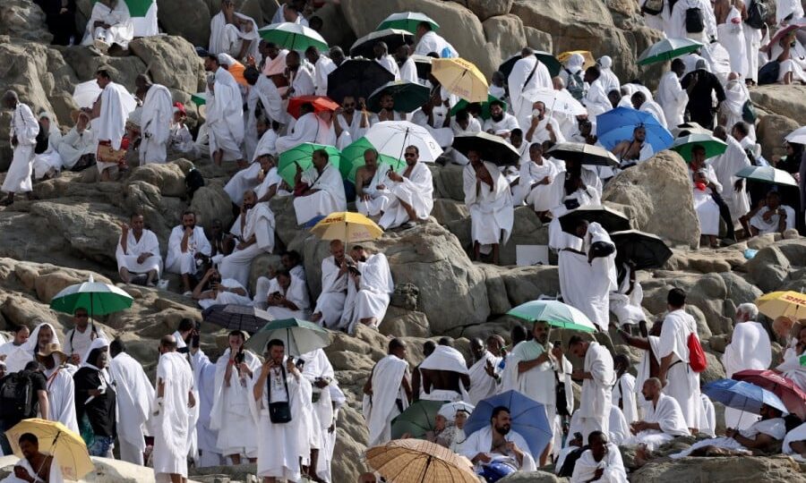 الحجاج يدعون لأهل غزة من على جبل عرفة