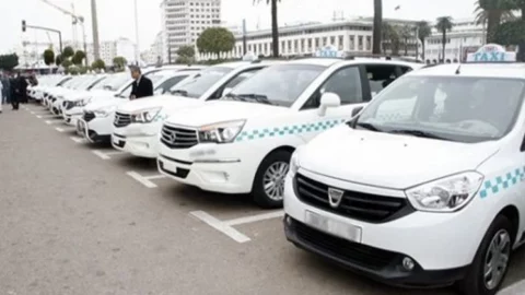 سائقو سيارات الأجرة بالبيضاء يبادرون لتعلم اللغات استعدادا لـ “الكان 2025” ويطالبون بدعم مؤسساتي