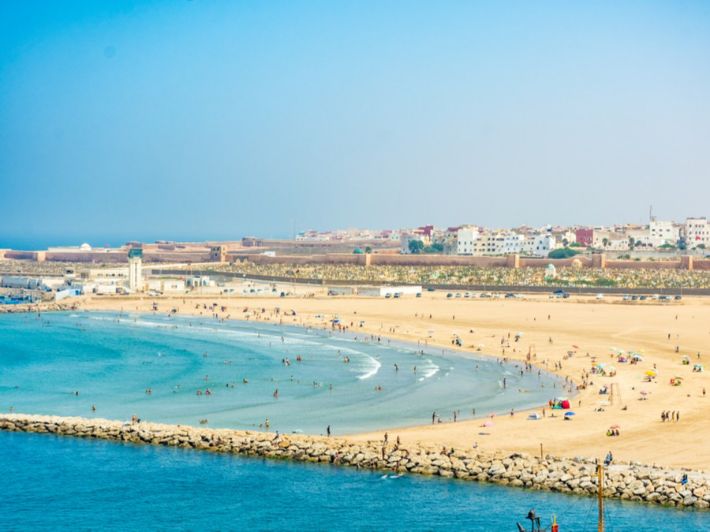 90 % من مياه الشواطئ المغربية صالحة للسباحة