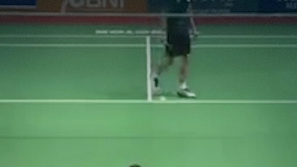 لحظة وفاة لاعب صيني بعد سقوطه بشكل مفاجئ وسط الملعب