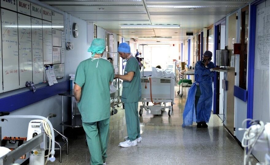 رغم الهدوء “الحذر” بالمستشفيات.. الأطباء الداخليون والمقيمون يستمرون في الإضراب