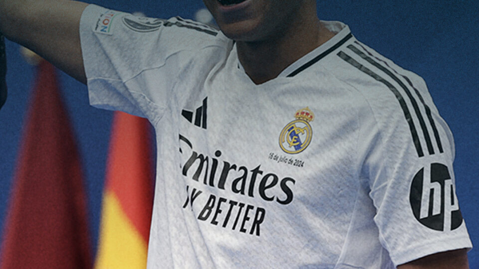 ريال مدريد يقدم كيليان مبابي بملعب سانتياغو بيرنابيو .