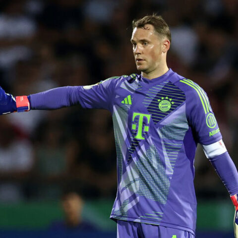 الإصابة تبعد نوير عن مواجهة بايرن ميونيخ وأتالانتا في دوري الأبطال