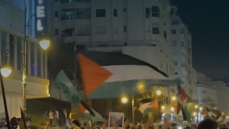 “القضية لن تموت”..متظاهرون يهتفون دعما لفلسطين في طنجة