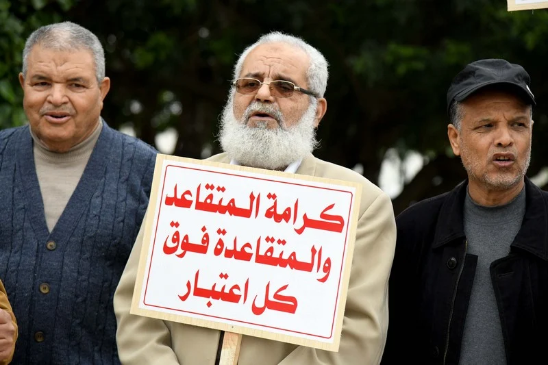 متقاعدو التعليم يحتجون ضد الحكومة ويستعدون للتظاهر