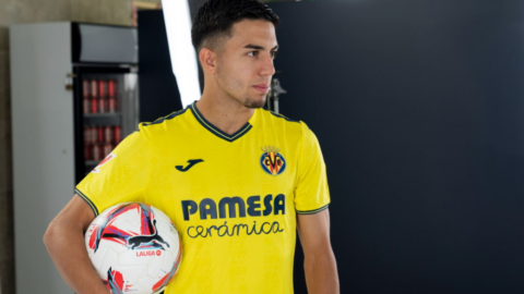 إلياس أخوماش يلتحق بالفريق الأول لفياريال