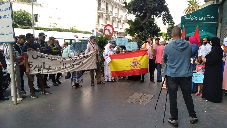 مغاربة يتظاهرون أمام القنصلية الإسبانية تنديدا بـ”سماسرة مواعيد شنغن”