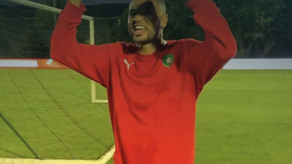 النصيري يتغلب على رحيمي والكعبي في تحدي التسديد على العارضة .