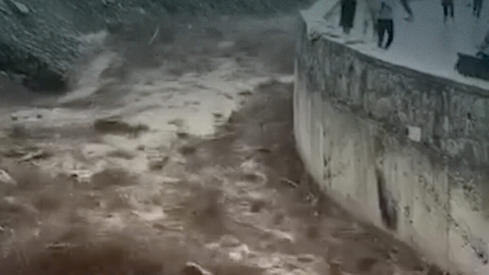 بعد توقف جريانه لسنوات.. حمولة قياسية لواد آيت بوكماز بإقليم أزيلال .