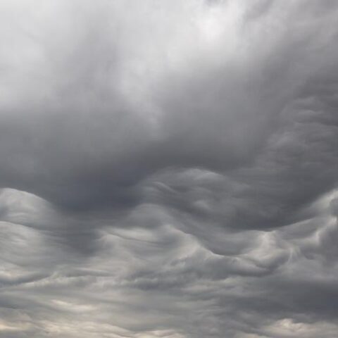 نشرة إنذارية.. زخات رعدية وطقس حار اليوم الاثنين بعدد من المناطق