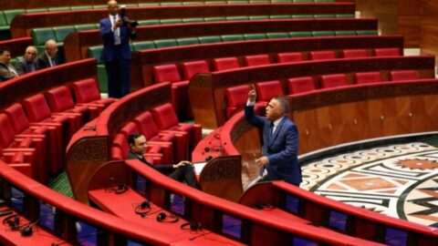 انسحاب واحتجاج فرق برلمانية بمجلس المستشارين ضد السكوري بسبب قانون الإضراب
