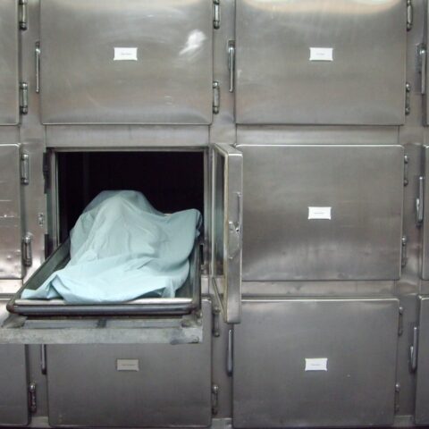 “ابني لم ينتحر”.. دموع وأسئلة معلقة في خيمة عزاء الشاب عمر بالبيضاء