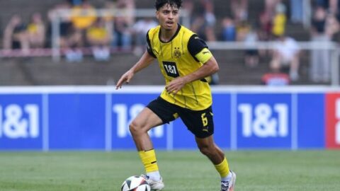 اللاعب المغربي أيمن أزهيل يسجل حضوره الأول مع دورتموند
